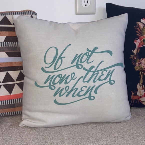 Set of 3 throw pillows - 16”x16” - Picture 3 of 8